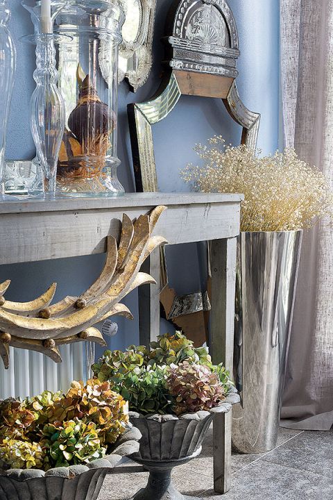 Błękity, szarości, pastele plus złote dodatki.