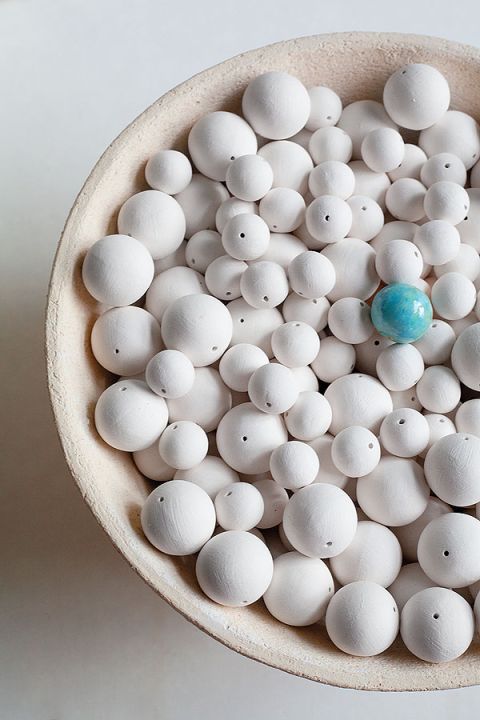 Ceramiczne korale własnej roboty. Tam, gdzie kafle lepią