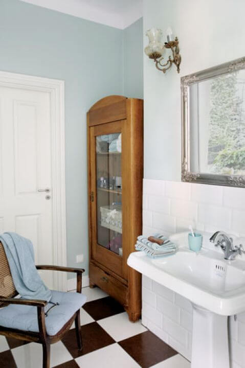 Ceramika w stylu retro, do tego białe płytki-cegiełki, szachownica na podłodze i jeden, dwa mebelki z przeszłością.