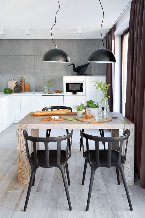 Choć urządzony pod wynajem, nie brakuje w nim niczego. Są nawet doniczki ze świeżymi ziołami.