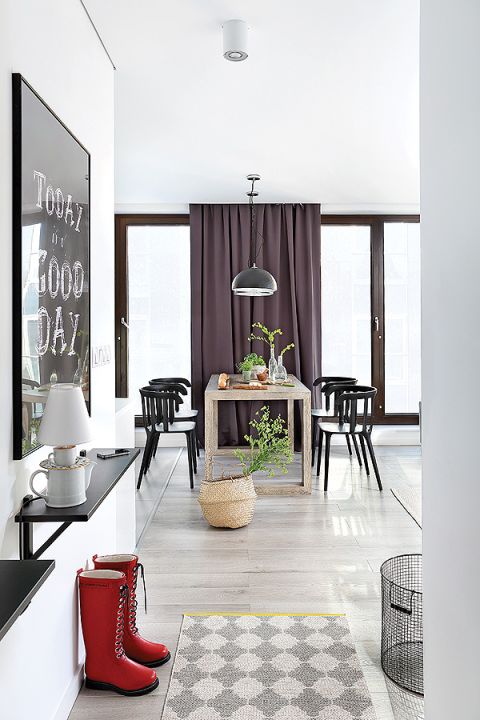 Choć urządzony pod wynajem, nie brakuje w nim niczego. Są nawet doniczki ze świeżymi ziołami.