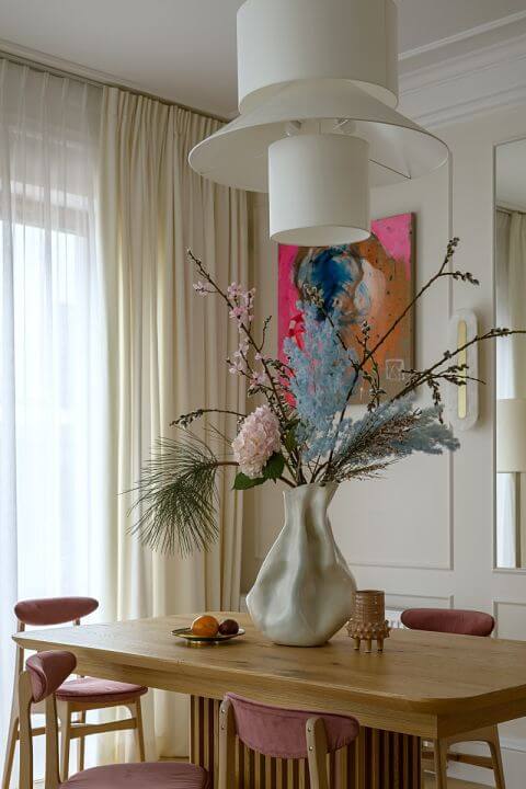 kobiece mieszkanie z ryflowanymi meblami i sztuką