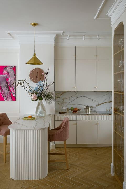 kuchnia z ryflowanymi meblami