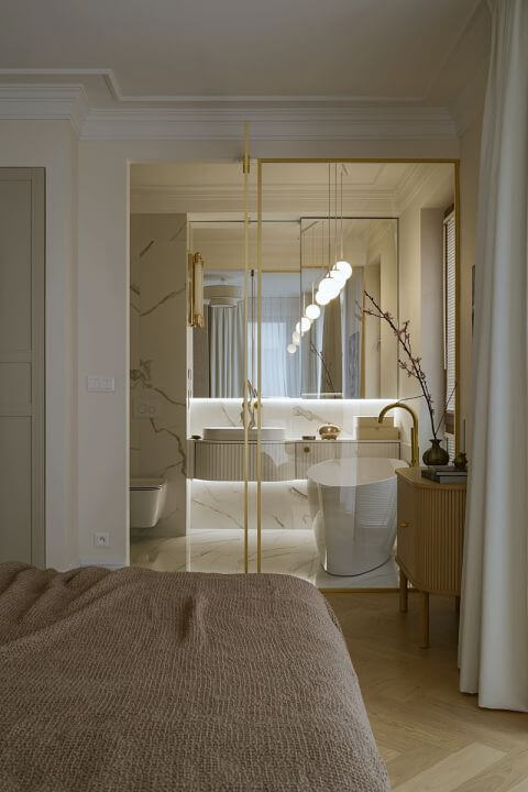 biała łazienka z ryflowanymi meblami przy sypialni