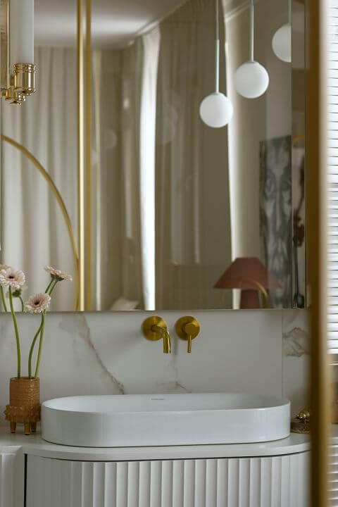 kobieca łazienka z ryflowanymi meblami