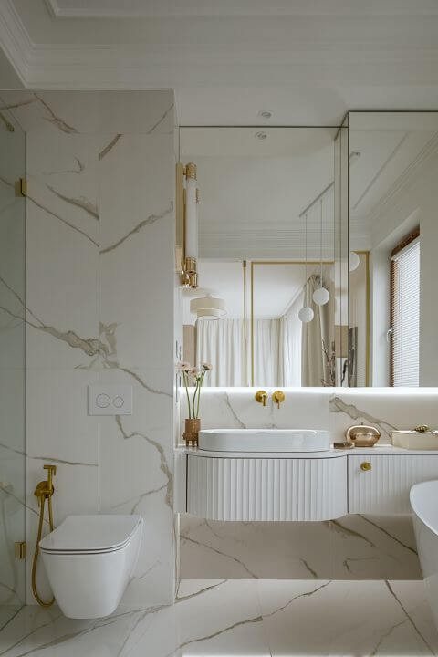 biała łazienka z ryflowanymi meblami