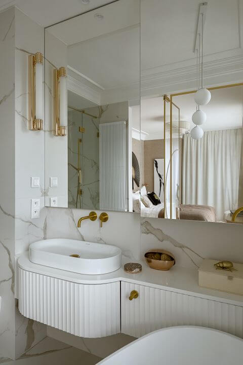 łazienka biało złota z ryflowanymi meblami