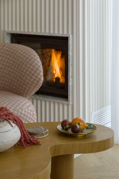 mieszkanie z kominkiem i ryflowanymi meblami