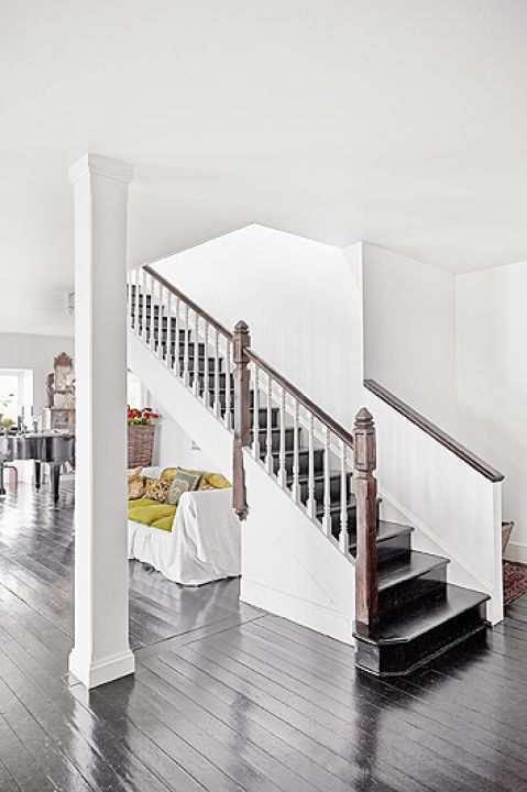 Czarna podłoga i białe schody - harmonija stylizacja.