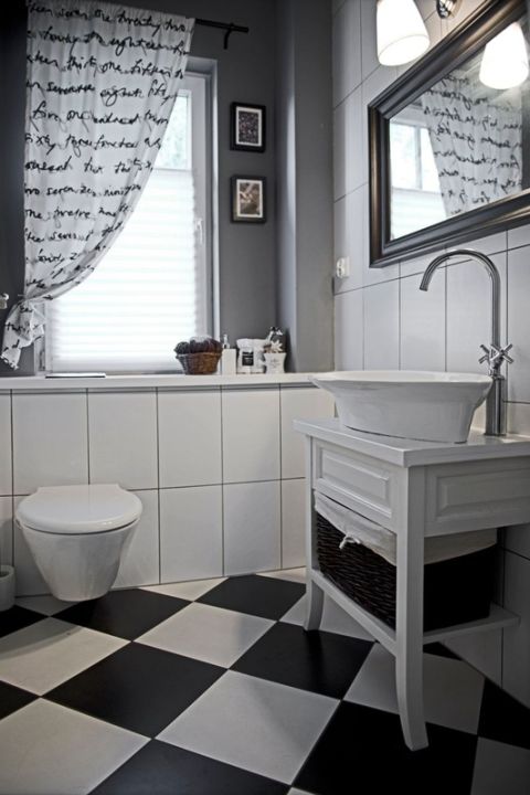 Skandynawski dom w czarno-białą szachownicę