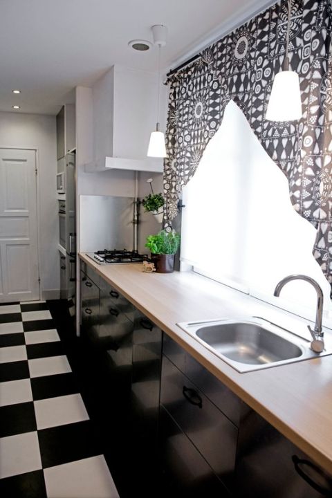 Czarno-biała szachownica i chłodne szarości stylu skandynawskiego - co wynika z takiego połączenia we wnętrzach?