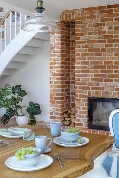 ściana z czerwonej cegły w domu