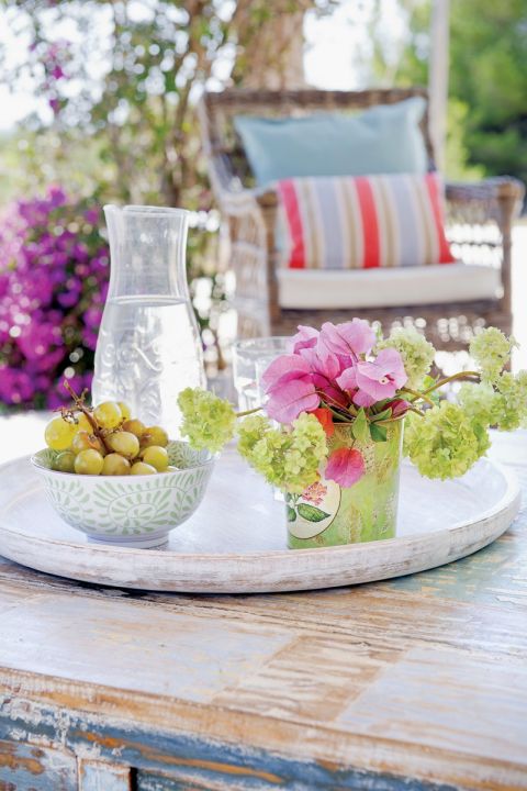 Ariadna całe dnie spędza wdychając zapach rozmarynu rosnącego na zboczach. Werand ma przy domu tyle, że z każdego pokoju