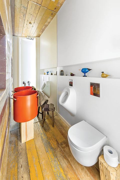 Deski z odzysku na podłodze, do tego umywalka z sagana do gotowania bielizny.