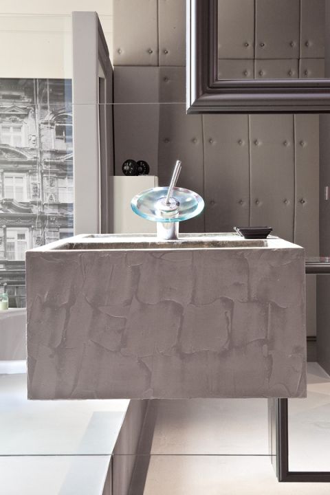 Dizajnerska umywalka. Mieszkanie w kamienicy urządzone przez książki