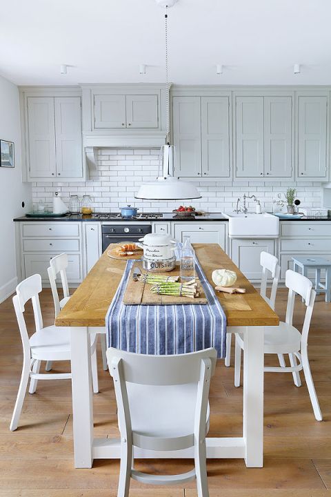 drewniany stół w jadalni