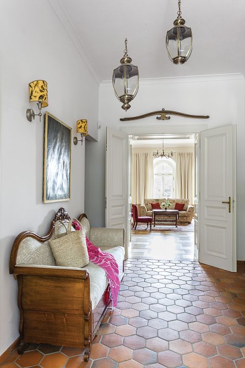 Do domu prowadzi długa lipowa aleja, dookoła trzyhektarowy park ze starymi klonami, po obu stronach budynku dwa dęby, pomniki