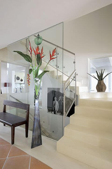 Dom nad brzegiem Morza Karaibskiego, który przypomina willę z Capri. Urządzony w bielach i błękitach. Ma kilka tarasów