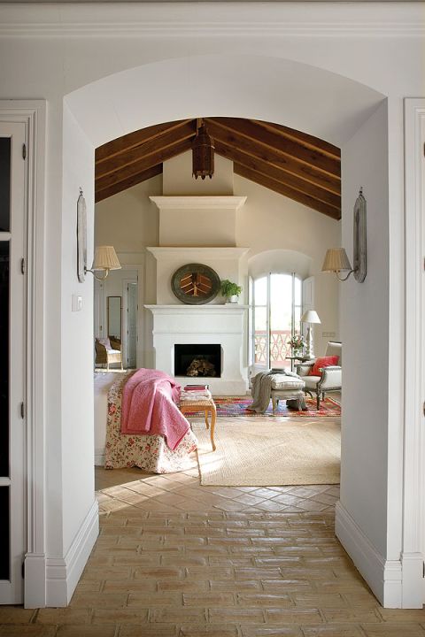 Dom urządzony jest w stylu rustykalnym. Pomysł podpatrzono w wiejskich andaluzyjskich rezydencjach. Stąd podłoga ulepiona