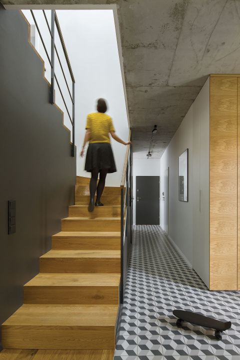 Ten dom energooszczędny stoi na nadwiślańskich polach, ale wielu osobom przypomina barkę przycumowaną w Amsterdamie...