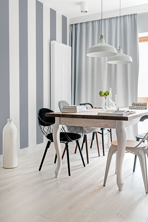 Drewniany stół w jadalni w stylu skandynawskim
