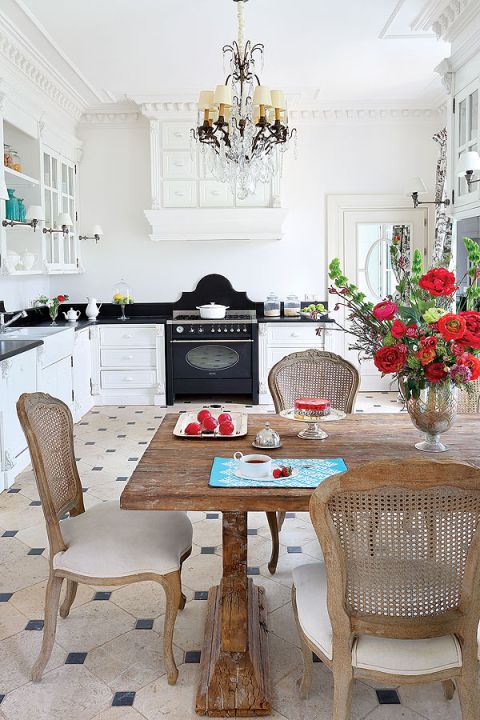 Drewno wprowadza ciepło i nadaje francuskiej elegancji nieco rustykalnego charakteru.