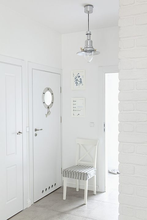 Drzwi do łazienek mają bulaje - charakterystyczne okrągłe okna jak na statku.