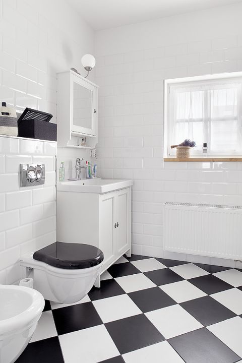 Drzwi do łazienek mają bulaje. Dom marynistyczno-szwedzki