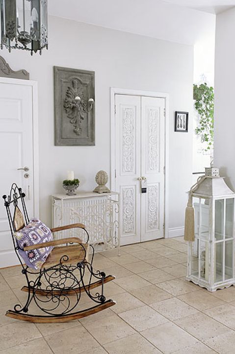 Drzwi zdobione w hinduskim stylu pomalowano tak, żeby pasowały do francuskiego wnętrza.