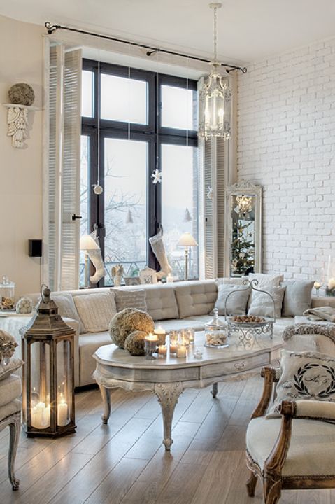 Duża latarnia została przywieziona z niemieckiego Gorlitz. Oryginalny żyrandol gospodyni wyszukała w Belledeco.