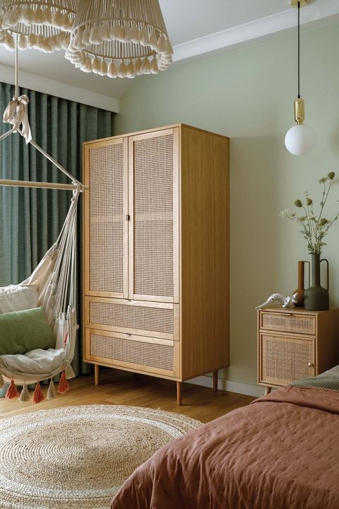 hamak, frędzelkowe abażury i meble z motywem plecionki we wnętrzu w stylu boho