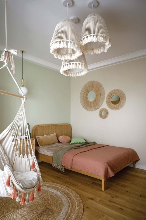 ten przytulny pokój jest urządzony w modnym stylu boho, wystrój łączy naturalne materiały z naturalną paletą barw