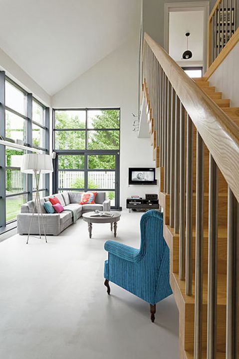 Dzięki przeszklonym ścianom w domu jest jasno, nawet w pochmurne dni.