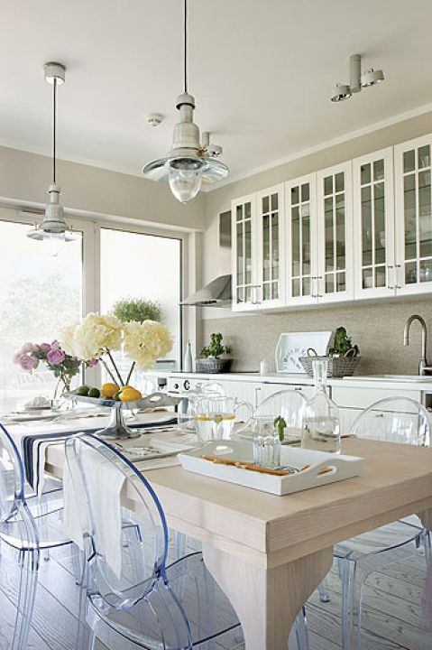 Dzięki szafkom z IKEA w kuchni, wnętrze nabrało szwedzkiego charakteru.