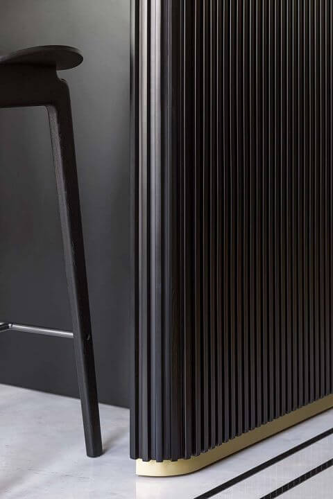 wyspa kuchenna z ciemnego ryflowanego drewna