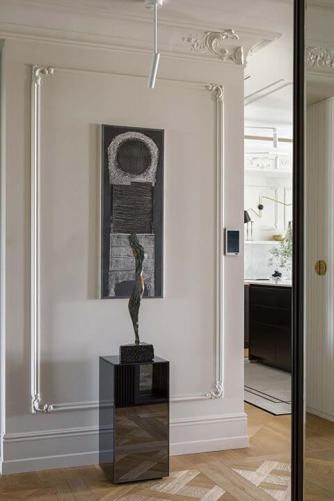 elegancki przedpokój ze sztukaterią na ścianach