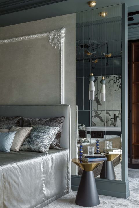 sypialnia ze ścianą z lustrzanych płytek