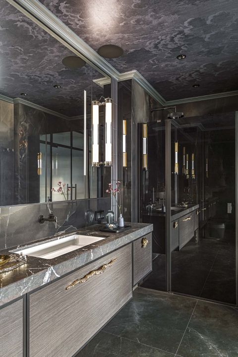 łazienka z ciemną zabudową i nastrojowym oświetleniem