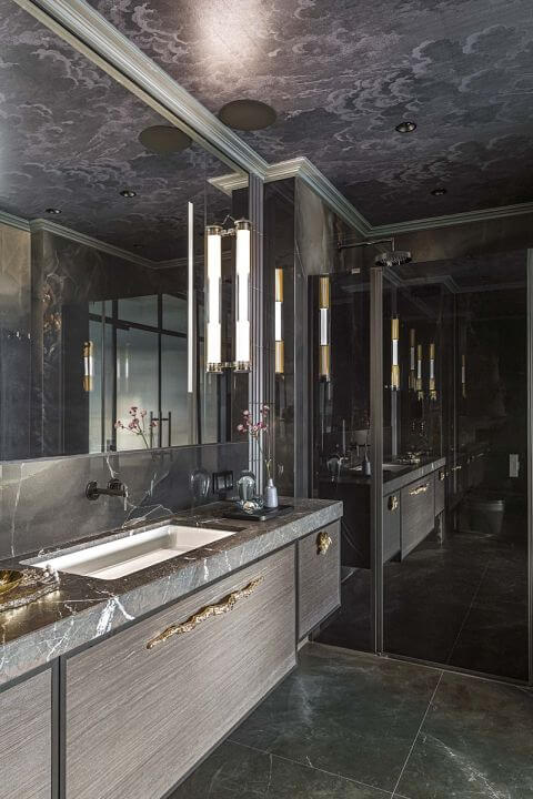 łazienka z ciemną zabudową i nastrojowym oświetleniem