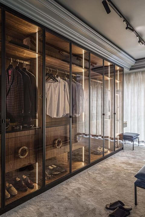 garderoba z przeszklonymi frontami i oświetleniem LED