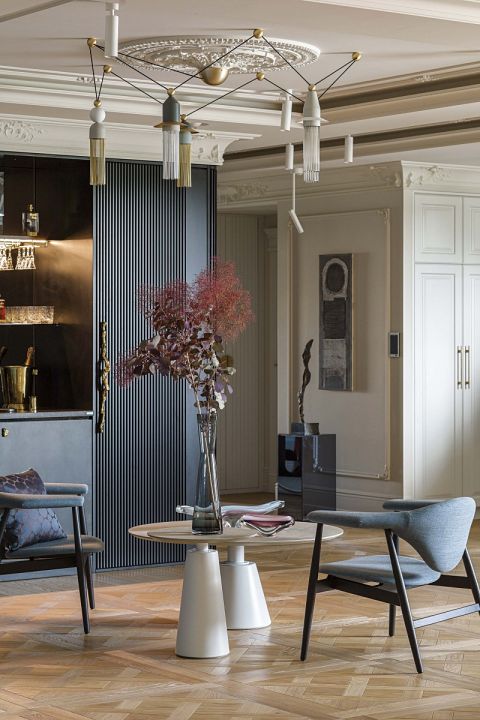 elegancki salon z turkusową ścianą ozdobioną sztukaterią