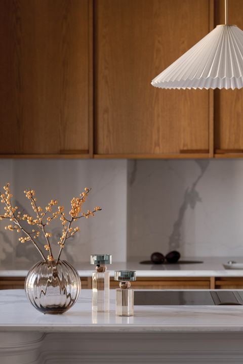 elegancka wyspa kuchenna w mieszkaniu w kamienicy