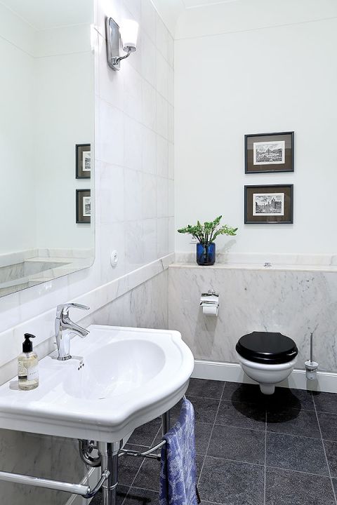 Elegancki dom stoi na leśnej polanie 20 minut od Centrum Poznania. Zobacz zdjęcia z wnętrza tego pięknego domu.