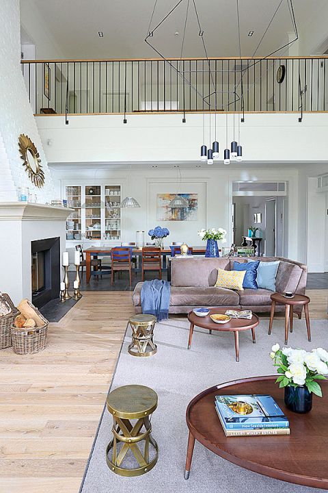 Elegancki dom stoi na leśnej polanie 20 minut od Centrum Poznania. Zobacz zdjęcia z wnętrza tego pięknego domu.