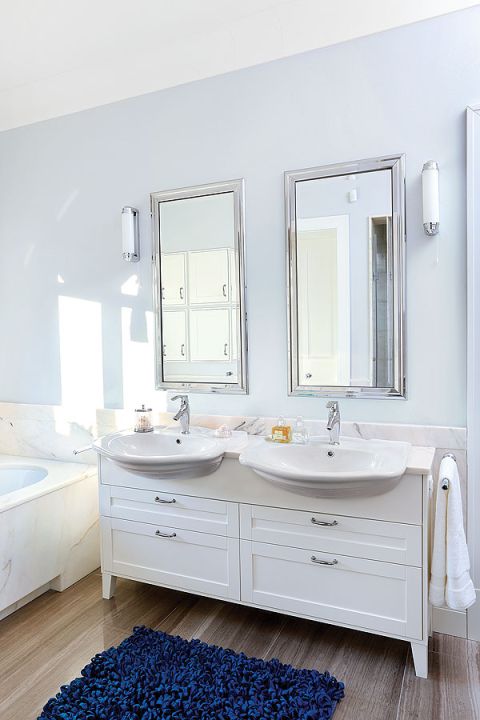 Elegancki dom stoi na leśnej polanie 20 minut od Centrum Poznania. Zobacz zdjęcia z wnętrza tego pięknego domu.