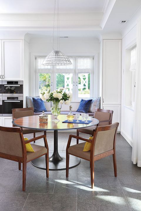 Elegancki dom stoi na leśnej polanie 20 minut od Centrum Poznania. Zobacz zdjęcia z wnętrza tego pięknego domu.