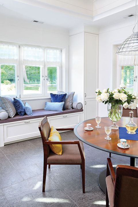 Elegancki dom stoi na leśnej polanie 20 minut od Centrum Poznania. Zobacz zdjęcia z wnętrza tego pięknego domu.