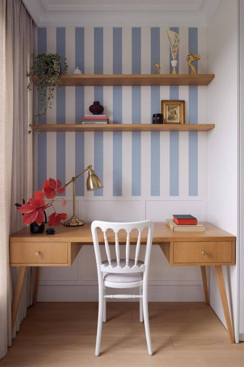 biurko w pokoju dziewczynki