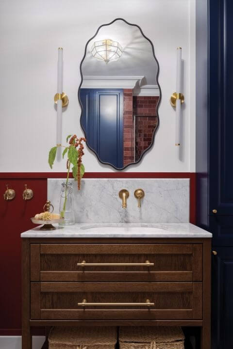 elegancka łazienka biel bordo i ciemne drewno