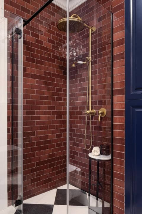bordowa łazienka z prysznicem